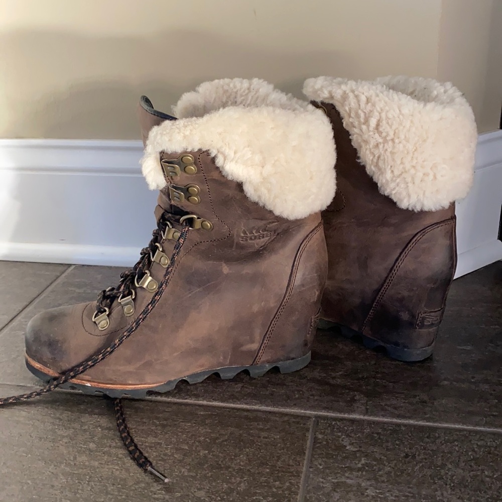 Sorel wedge boot with shearling size 7.5 EUC